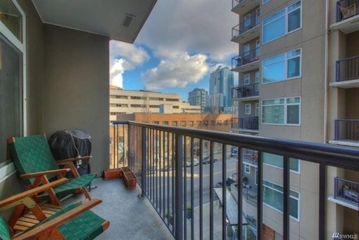 Building Photo - Spacious 1 Bedroom Condo in Belltown Available Now!
