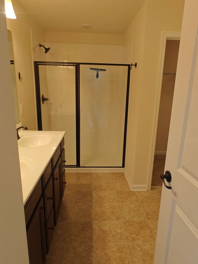 Building Photo - Large 4 bedroom home with recreational roo...
