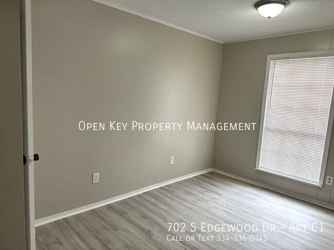 Building Photo - 702 S Edgewood Dr