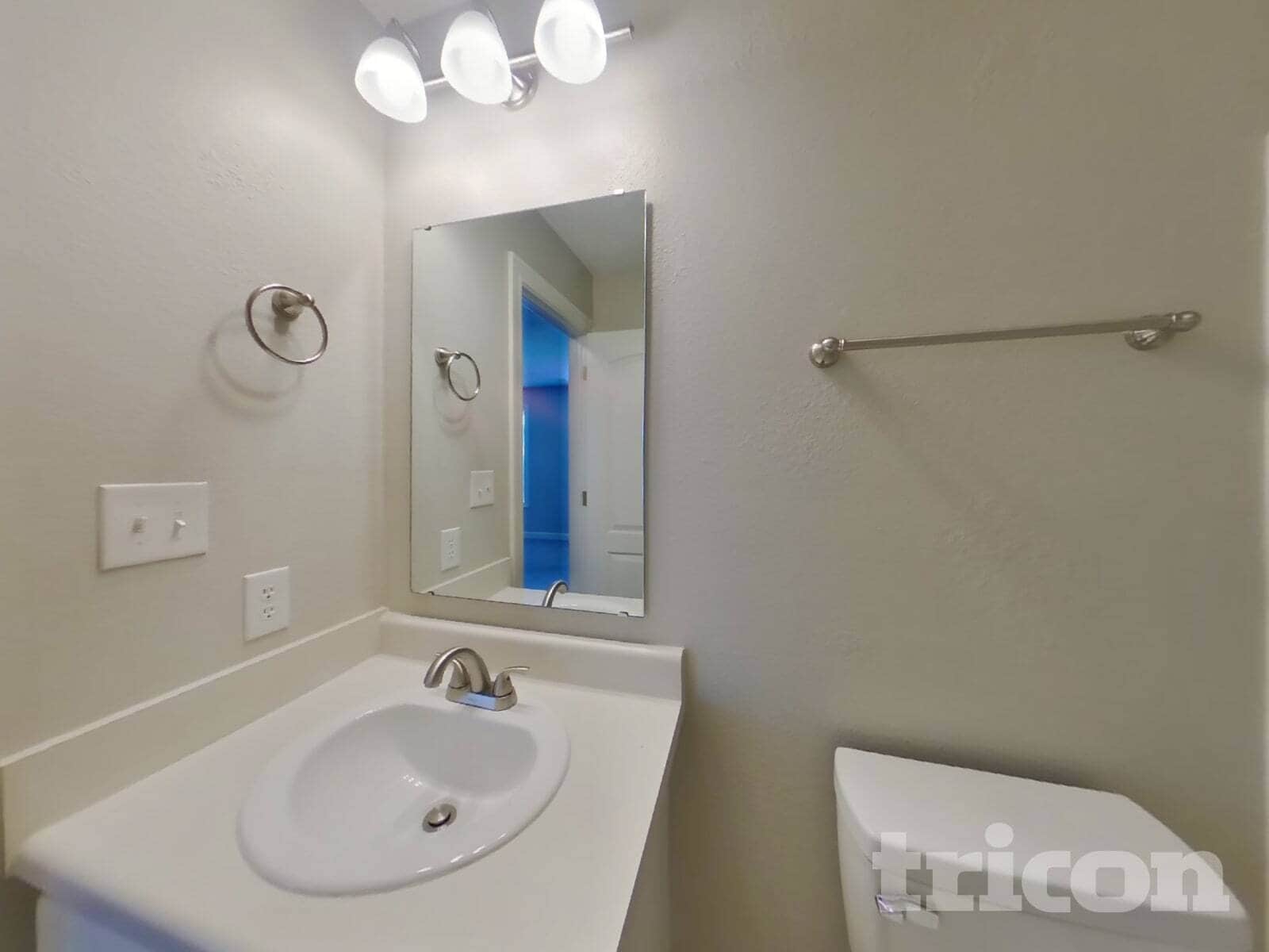 Building Photo - 2990 Parkview Dr