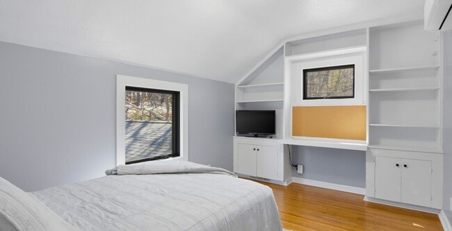 Building Photo - Furnished Executive Extended Stay Rental on Old Mission Peninsula