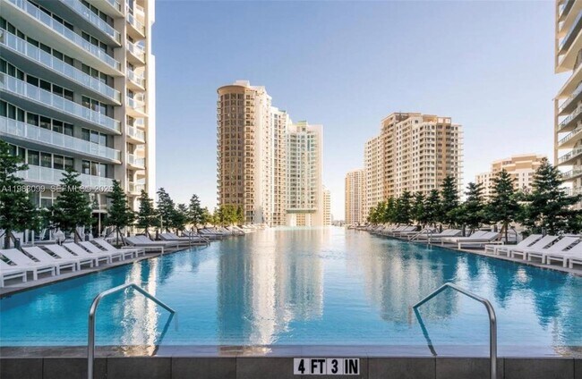 Building Photo - 495 Brickell Ave