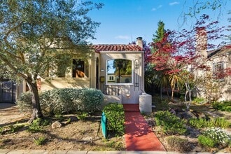 Building Photo - Spacious 2 Bed, 2 Bath Home