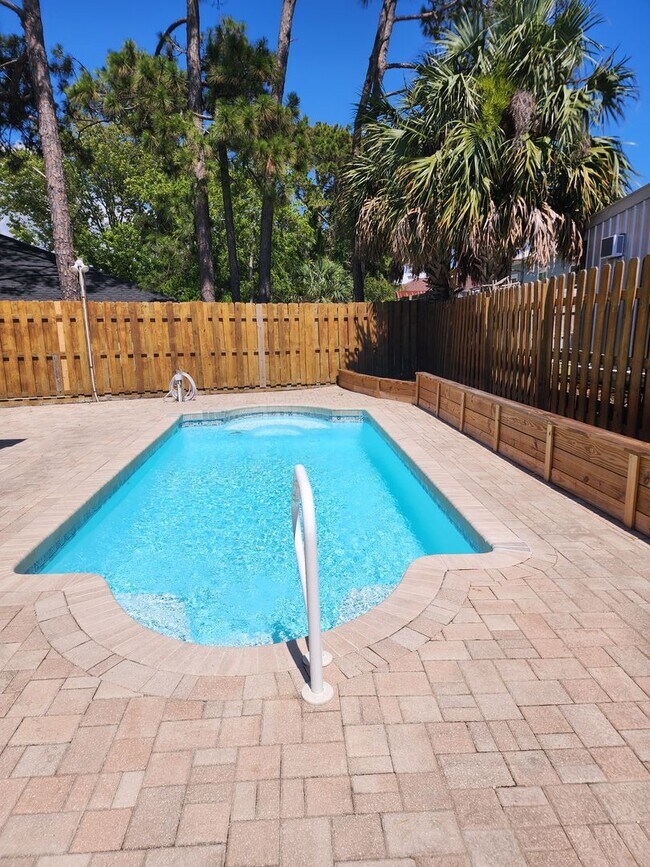 Building Photo - Beach Cottage