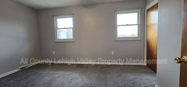 Building Photo - 405 S St George St