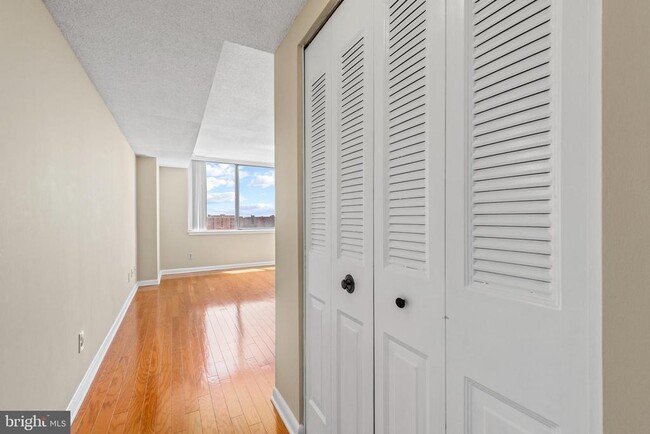 Building Photo - 3709 S George Mason Dr