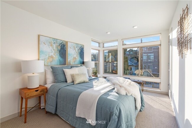 Building Photo - Modern 4-Bedroom Townhome in the Heart of ...