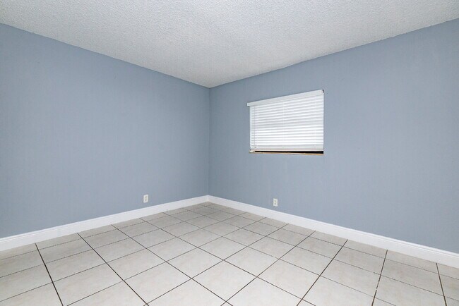 Building Photo - Charming 2-Bedroom Apartment – Fully Furni...