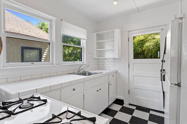Building Photo - 1 Bedroom with den close to SW! Walking di...