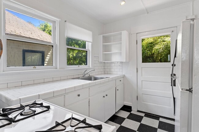 Building Photo - 1 Bedroom with den close to SW! Walking distance to Providence Park!