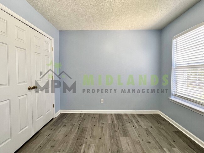 Building Photo - 523 Whitewater Dr
