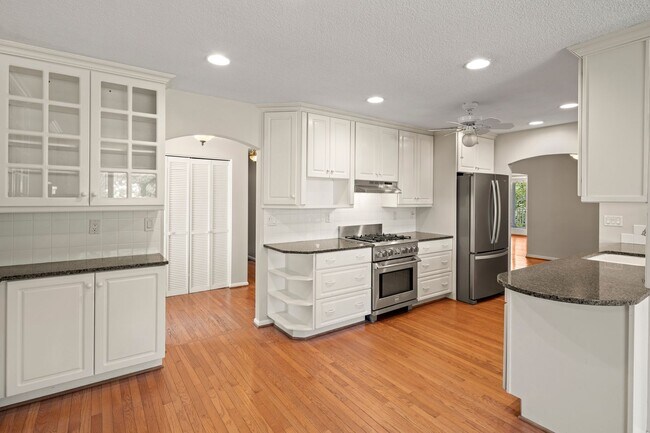 Building Photo - Spacious Updated Ranch