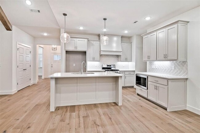 Building Photo - 8 Plymouth Cir