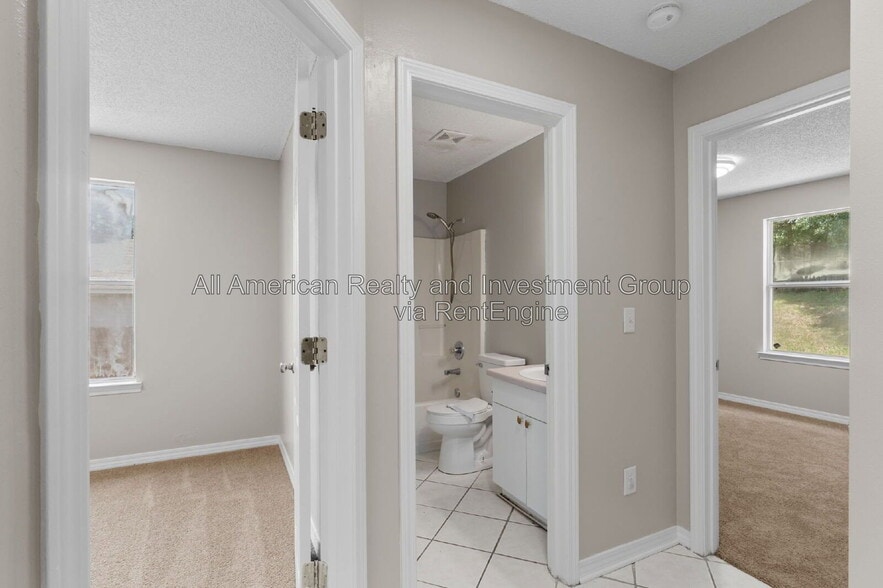 Building Photo - 216 Lustan Dr