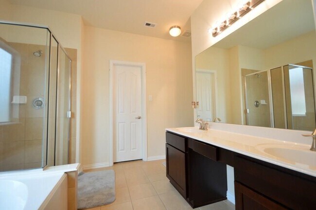 Building Photo - 2727 Lakecrest River Dr
