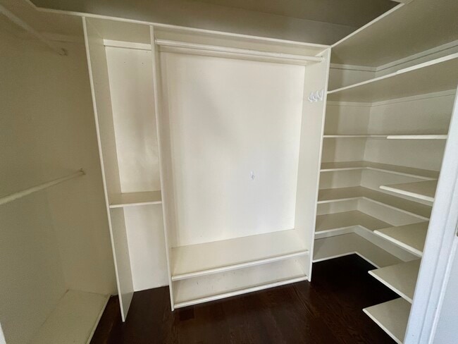 Building Photo - 2360 N Windsor Ave