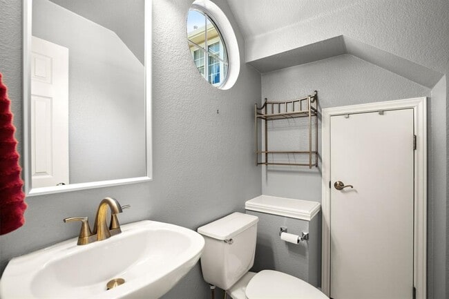 Building Photo - 8518 Cahill Dr