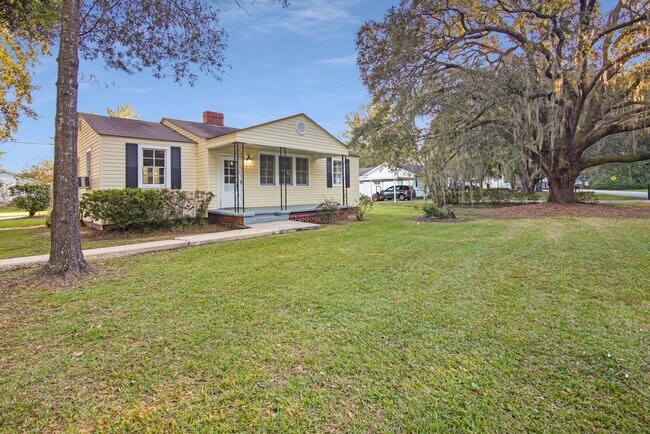 Building Photo - 2 Bedroom, 1 Bath home in Center of Richmond Hill - Richmond Hill close to Ft. Stewart and HAAF