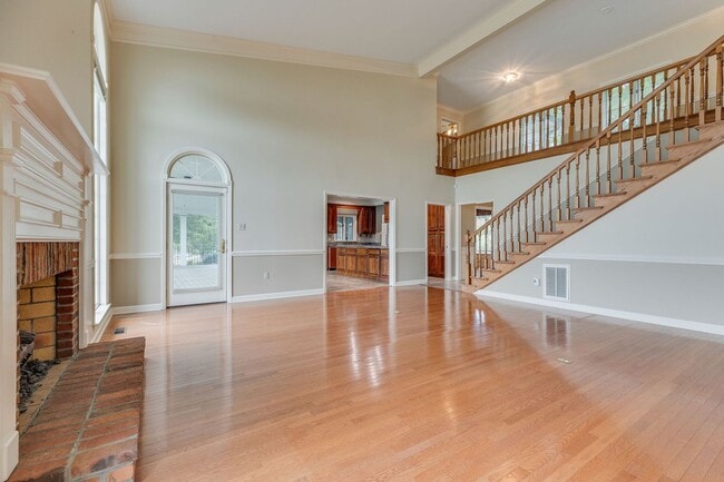 Building Photo - Experience lakefront living at its finest in the heart of East TN