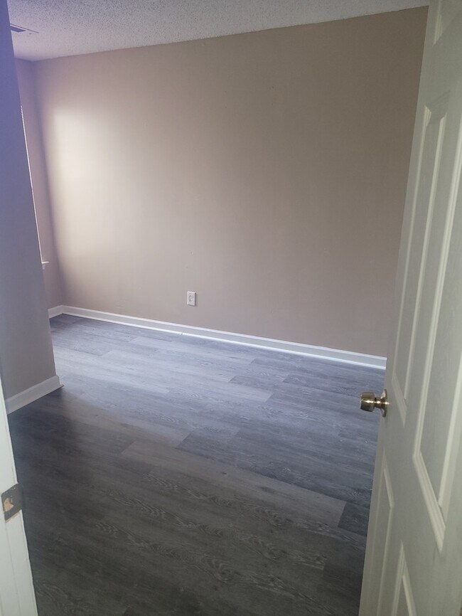 Building Photo - Four Bedroom Town Home Total Electric