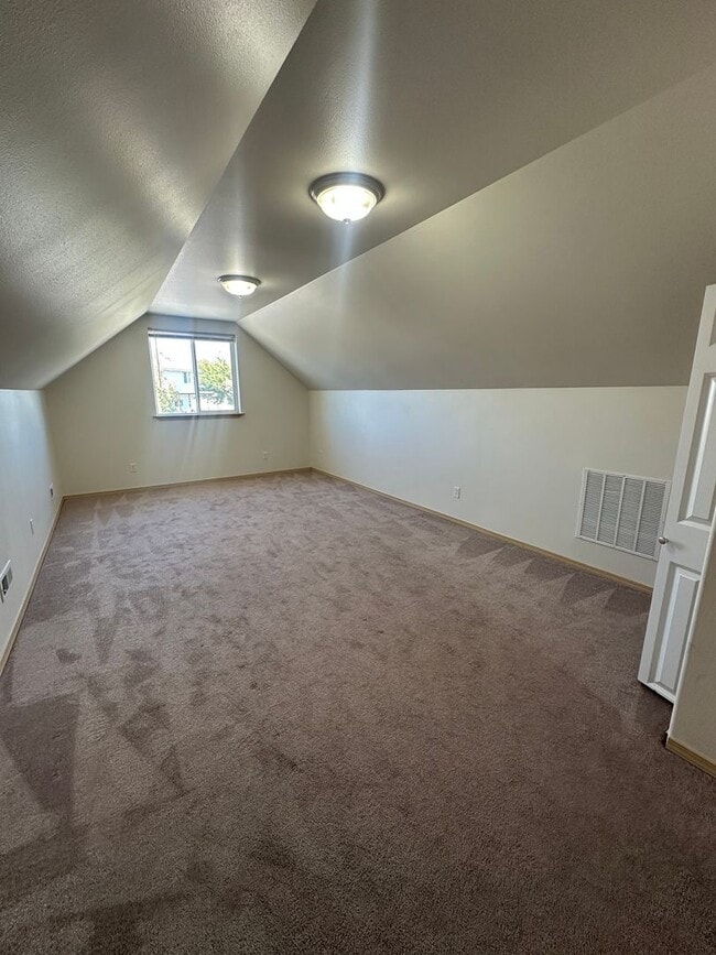 Building Photo - 5 Bedroom Home! Available now.