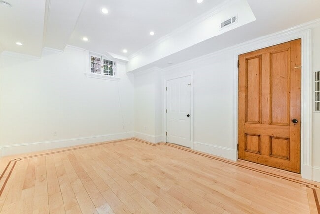 Building Photo - 48 Mt Vernon St