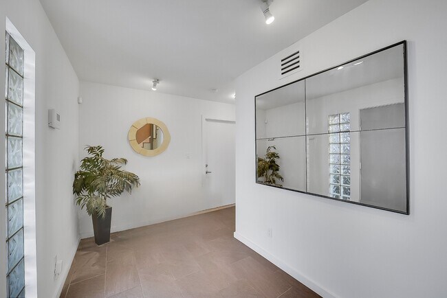 Building Photo - 320 Detering St