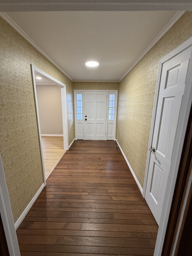 Building Photo - 565 Paris St