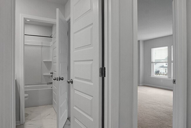 Building Photo - 5 Bedroom, 3.5 Bath, Beautiful Summerville Home, Master on Main