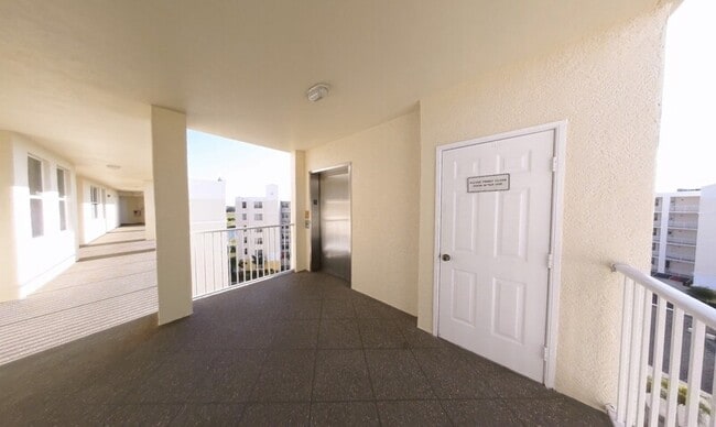 Building Photo - 1200 Country Club Dr