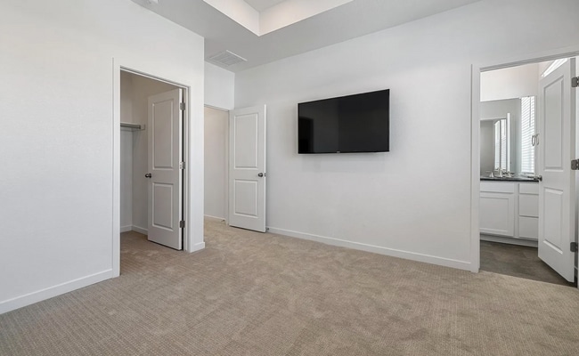 Building Photo - 2 Bedroom Townhome w/ Garage!