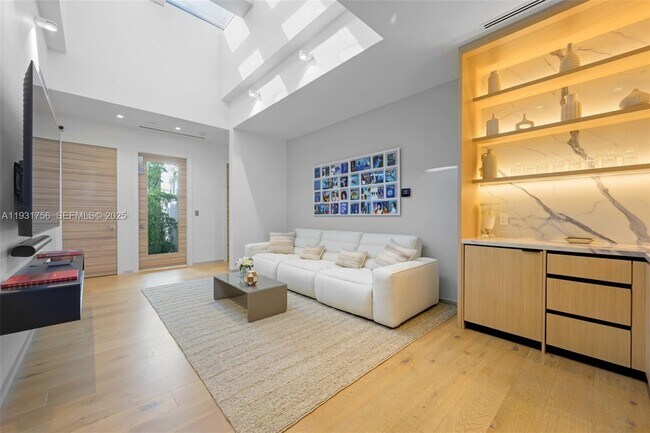 Building Photo - 3260 NE 165th St