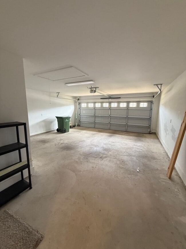 Building Photo - ** 4 Bed 2.5 Bath Located beside Park Cros...