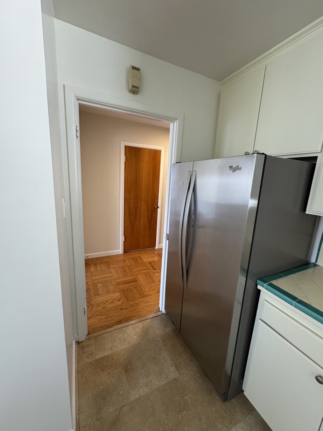 hallway (view from kitchen) - 2727 Franklin St