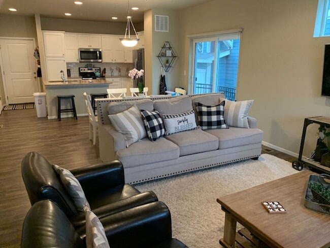 Building Photo - Spacious 3-Bedroom End-Unit Townhome for R...