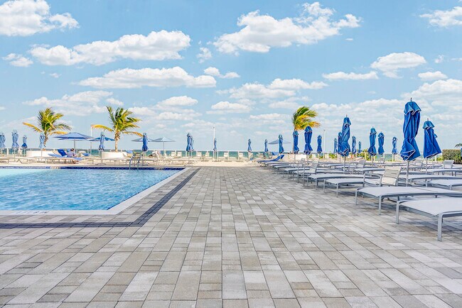 Building Photo - 1904 S Ocean Dr