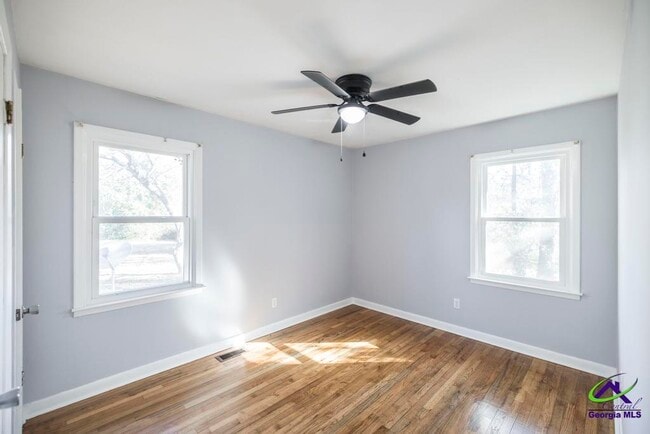 Building Photo - 718 Oakview Square