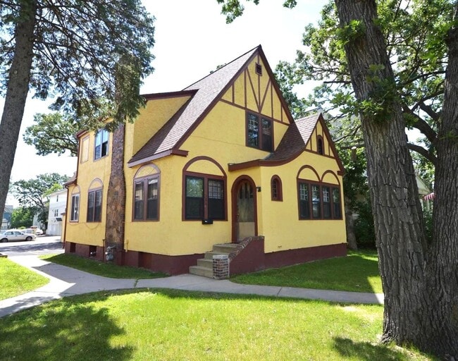 Building Photo - 388 3rd Ave S
