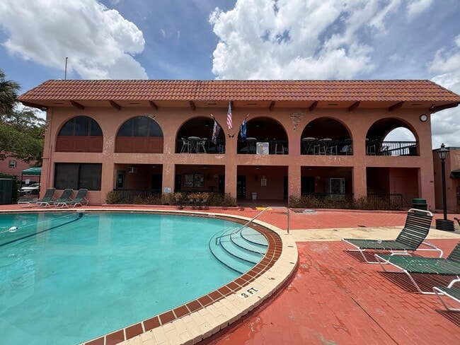Building Photo - 680 Tennis Club Dr