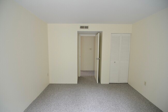 Building Photo - 7 Thoreau Ct