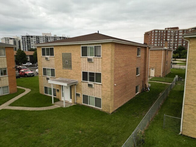 Building Photo - 9662 Golf Terrace