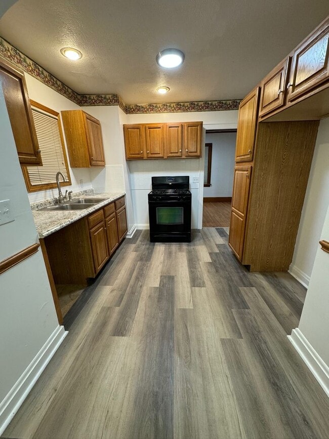 Building Photo - Single Family 3 bedroom