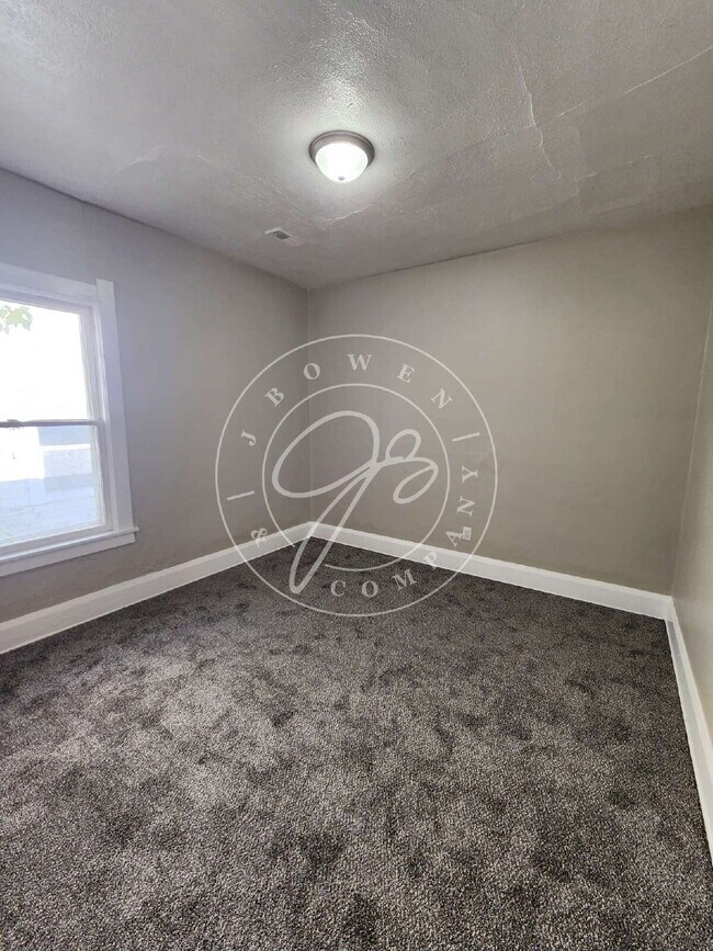 Building Photo - 2 bedroom Upper unit- over 1200 sq feet! Private enclosed porch! Water included!