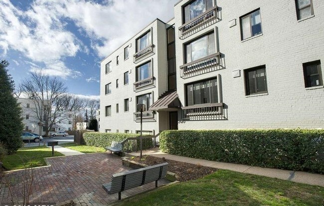 Primary Photo - 2610 Tunlaw Rd NW