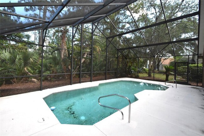 Building Photo - 11 Deerfield Ct