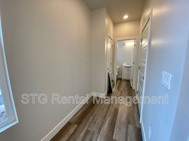 Building Photo - 438 N Stone Mountain Dr