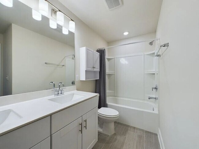 Building Photo - 3 Bed/2.5 Bath Beautiful Newer Constructio...