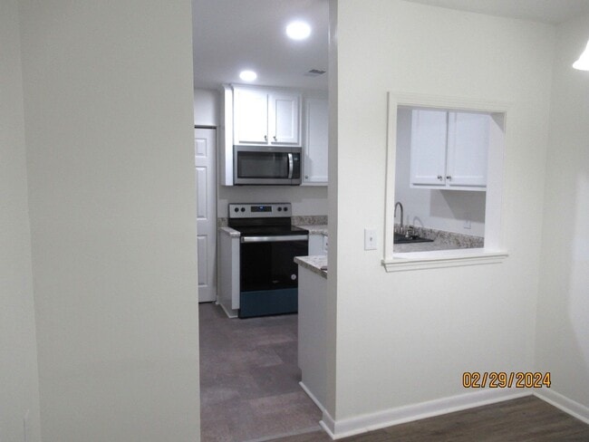 Building Photo - Newly Remodeled-Willow Run Apartment