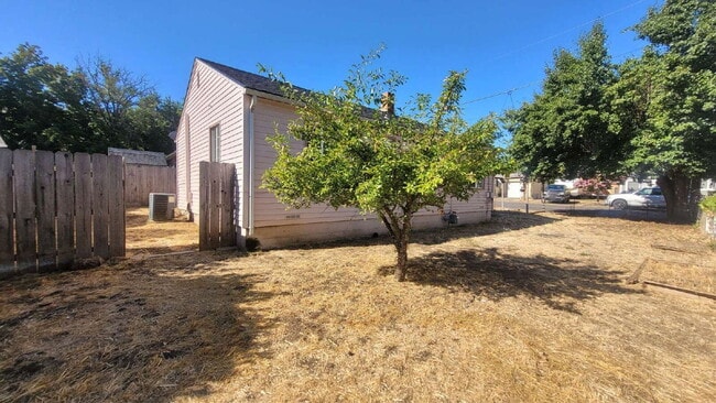 Building Photo - 673 W Kenwood St