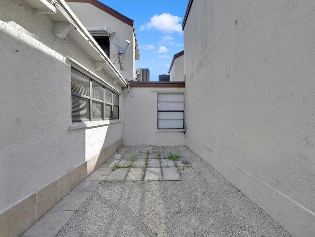 Building Photo - 9702 NW 5th Ln